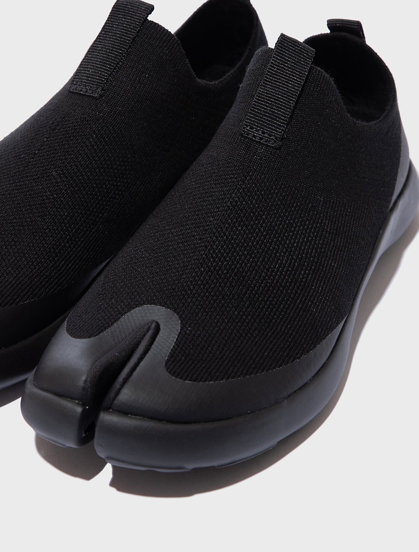 BLACK_SHOE_CLOSEUP_FRONT