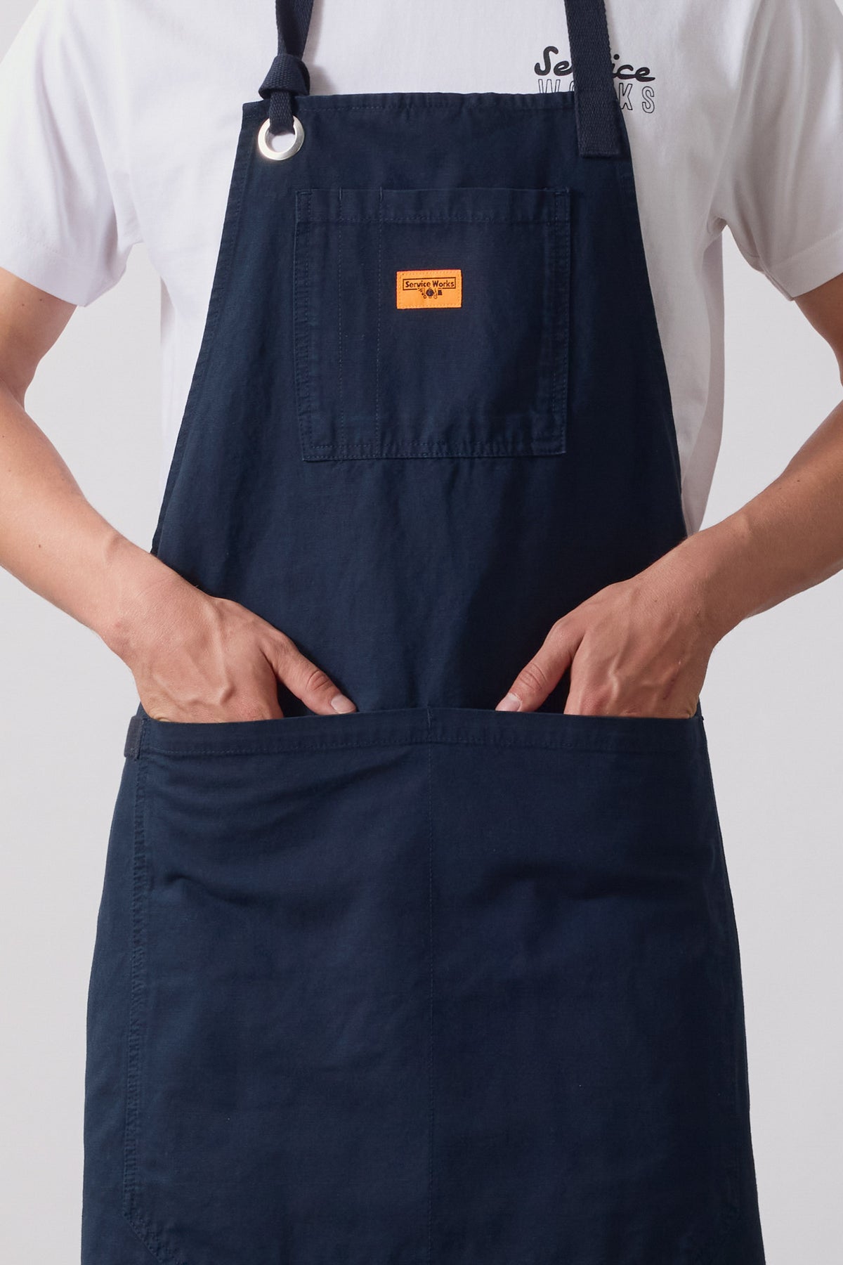 SW034-CanvasApron-DarkNavy-1-OnModel