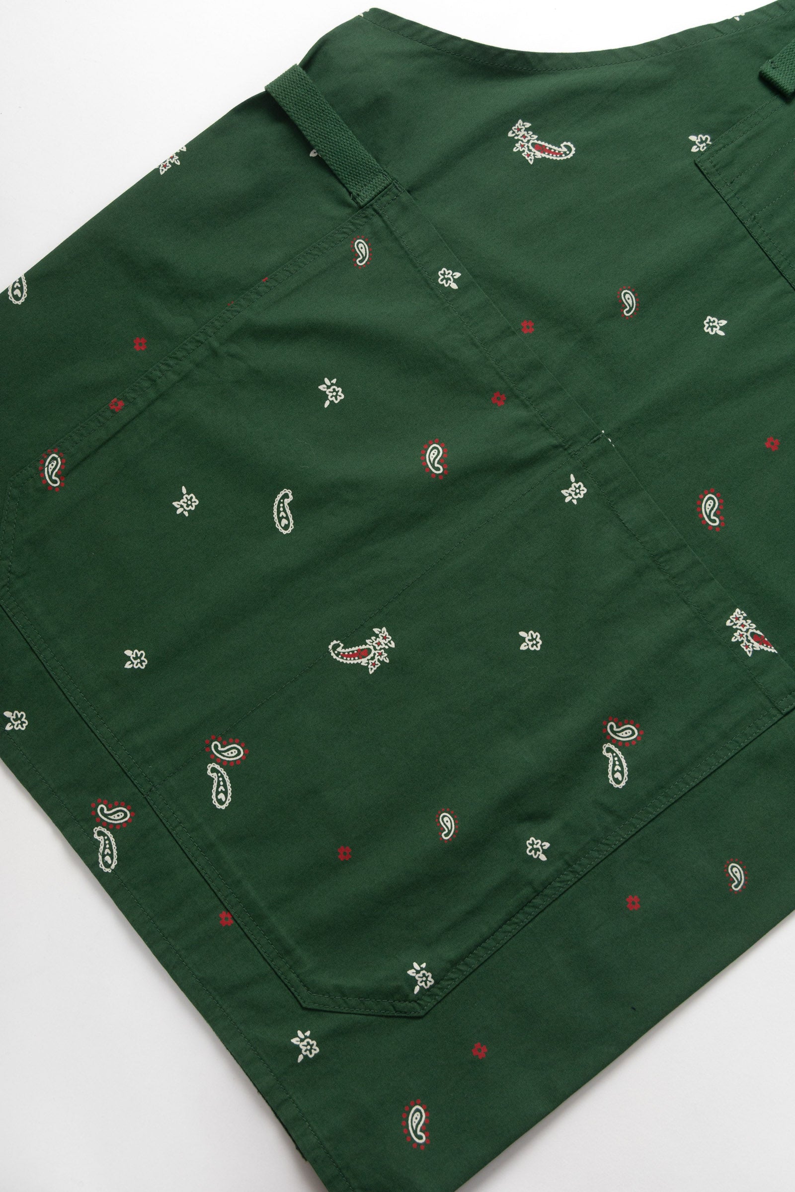 SW242-PaisleyApron-Forest-02