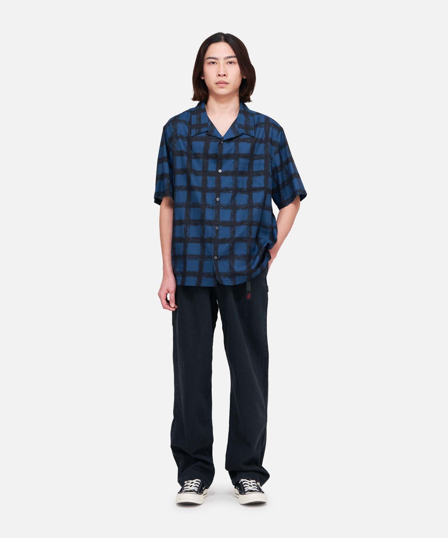 Model wearing Gramicci Hemp Pant Hemp Black in hemp-cotton twill with relaxed fit, built-in belt and durable everyday comfort.