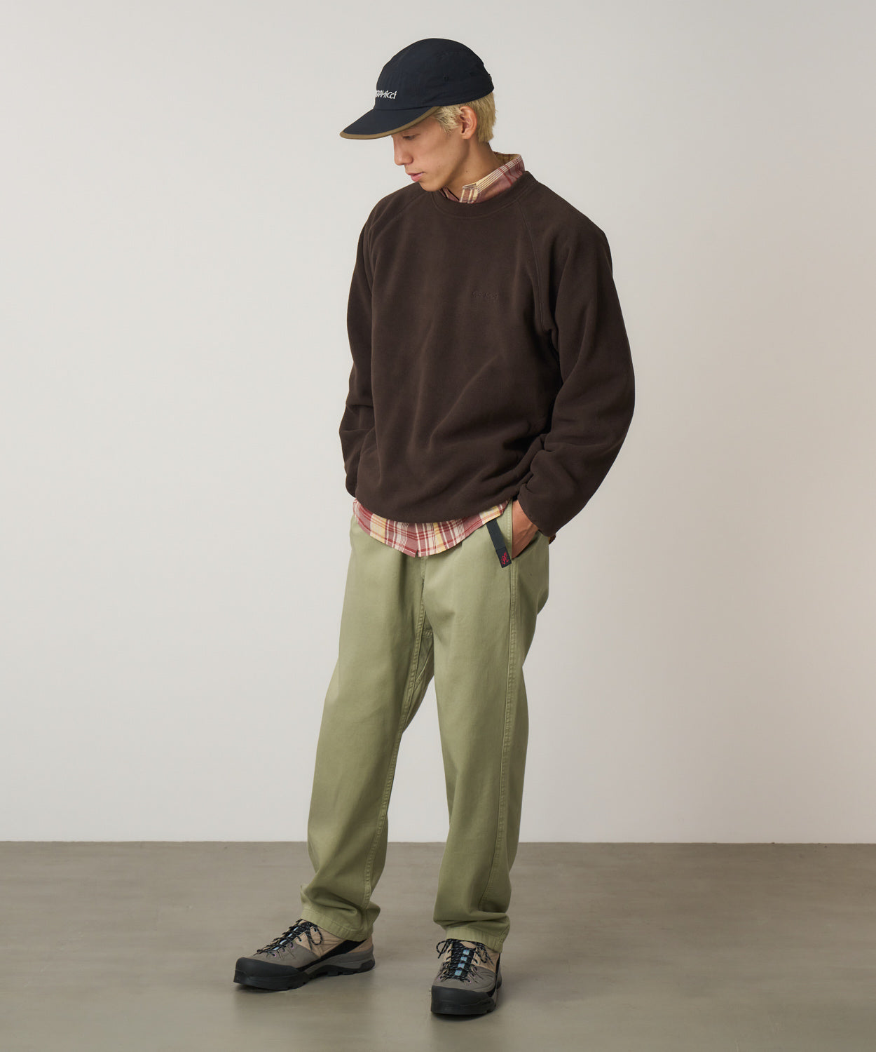 LE.SHOP Gramicci Pant Cactus Pigment everyday cotton twill trousers styled look