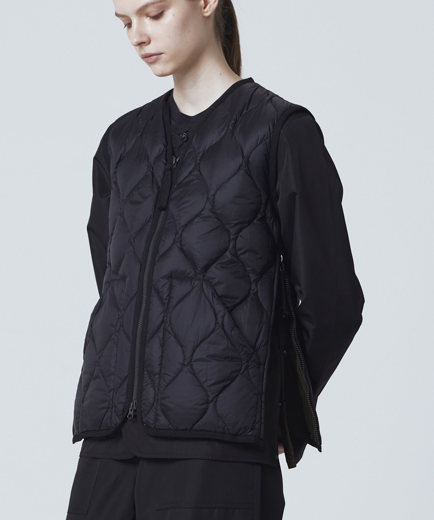 Taion Military V Neck W-Zip Down Vest in Black