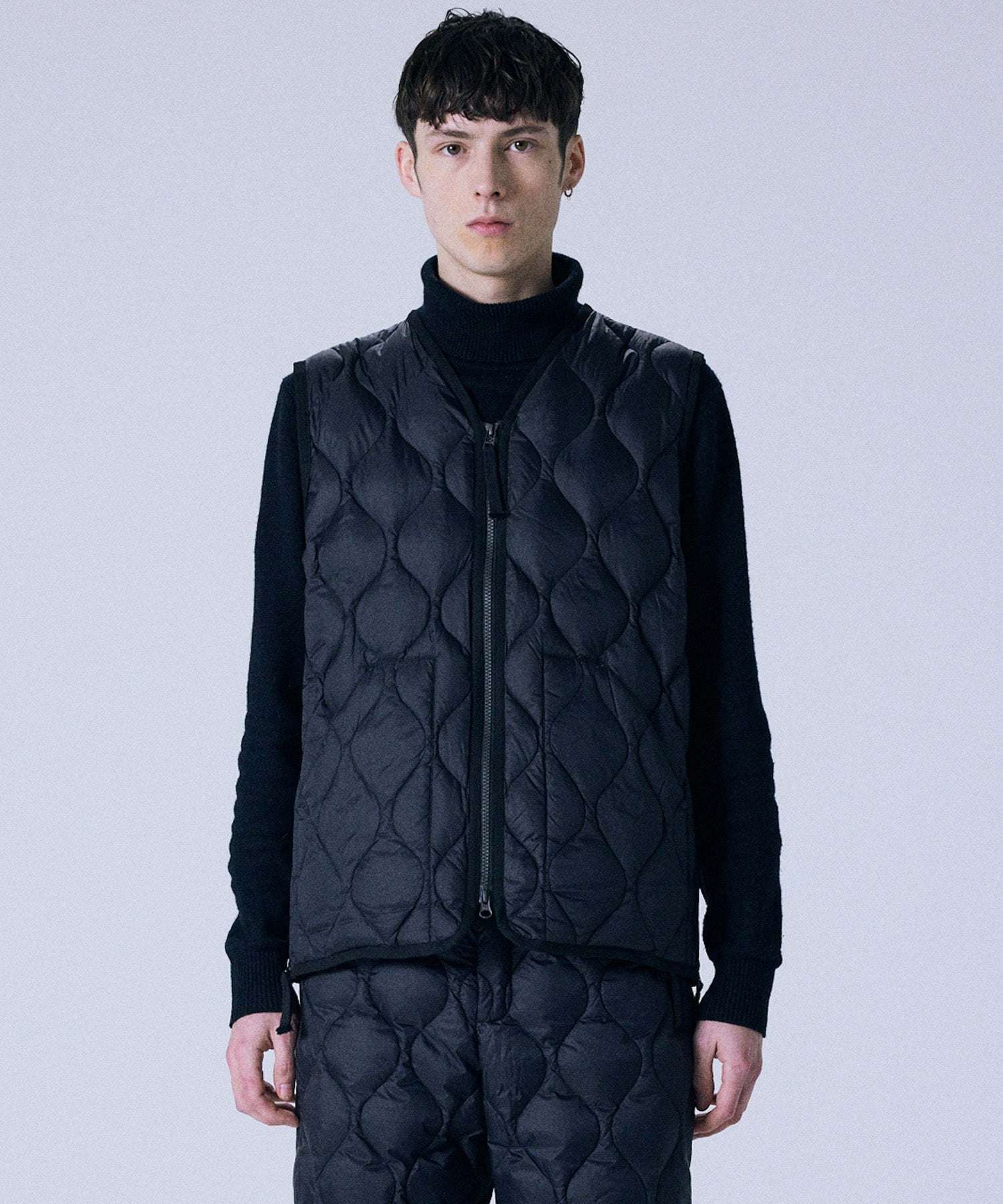Taion Military V Neck W-Zip Down Vest in Black