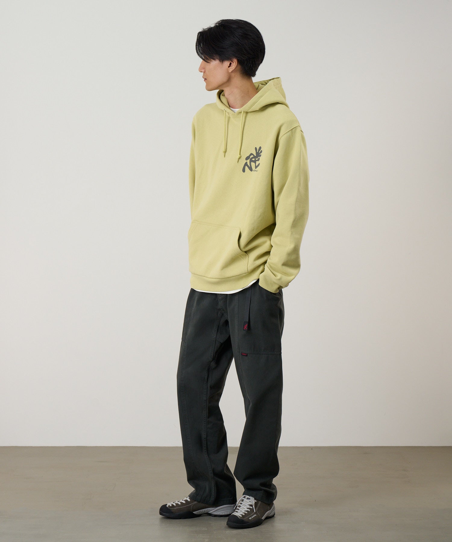 G105-OGT_SMOKEYGREY_fitting_M2