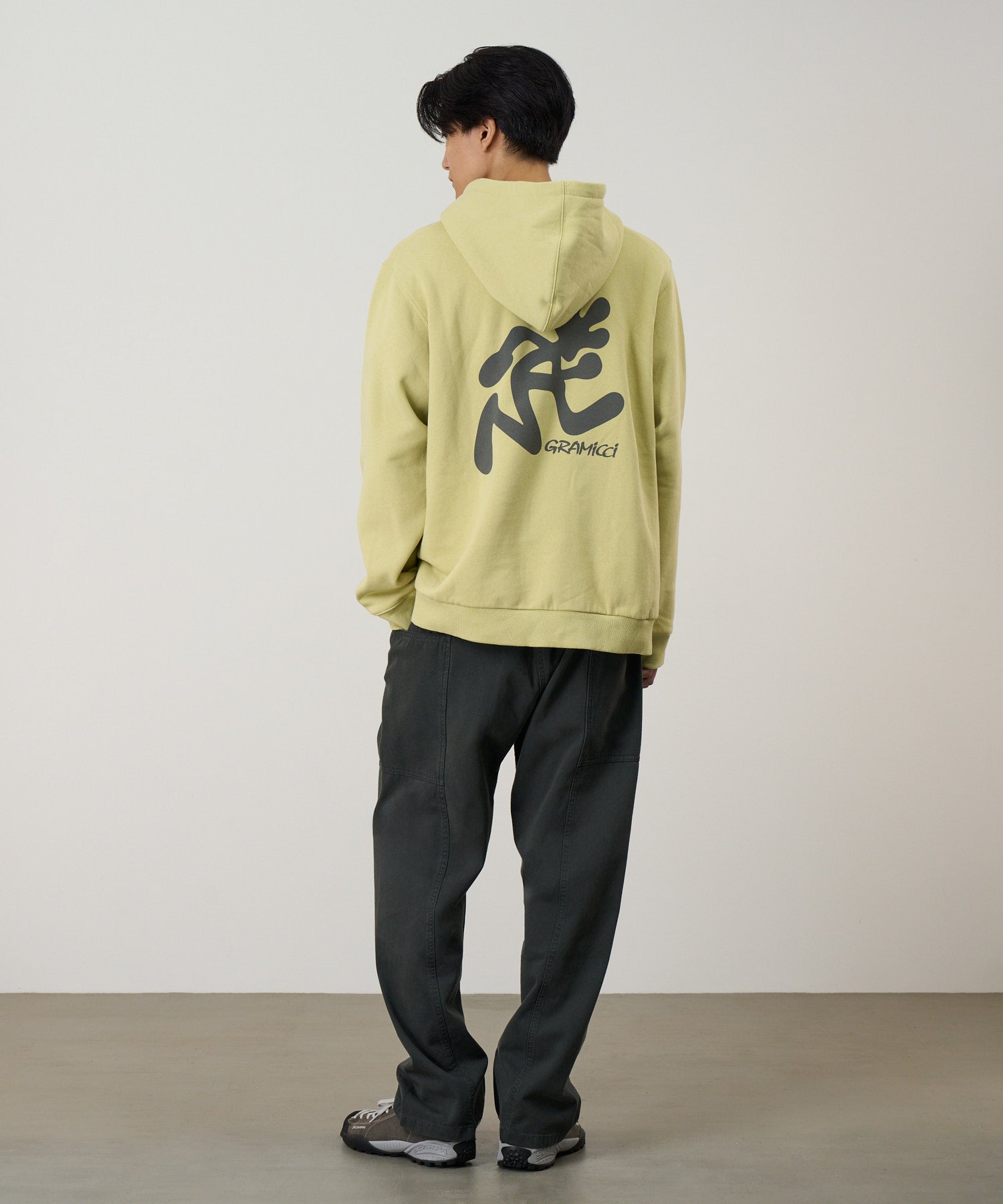 G105-OGT_SMOKEYGREY_fitting_M3