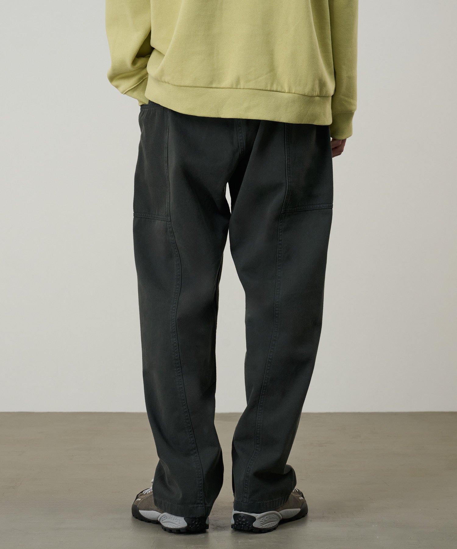 G105-OGT_SMOKEYGREY_fitting_M5