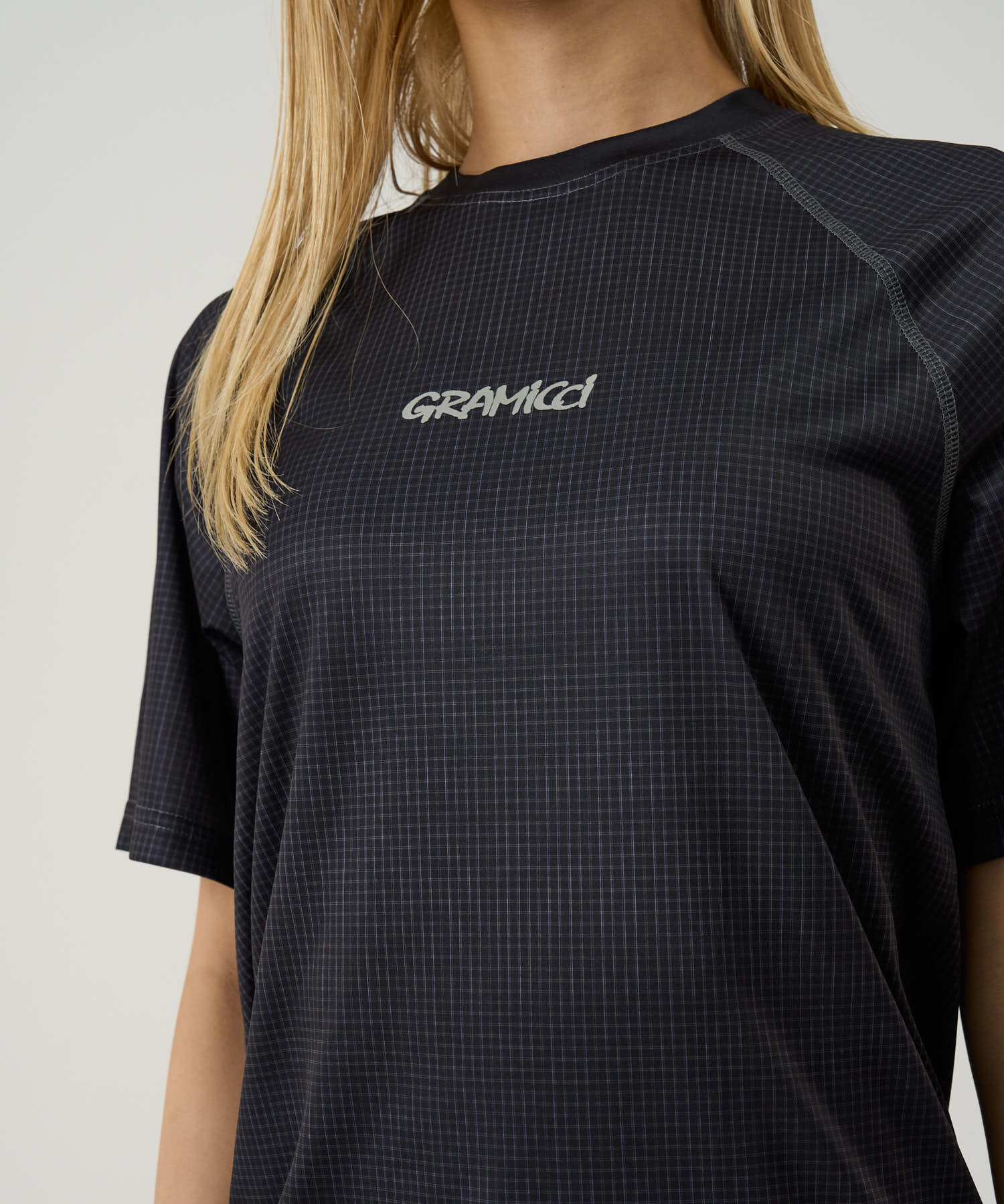 G6SU-J053_BLACK_fitting_W2