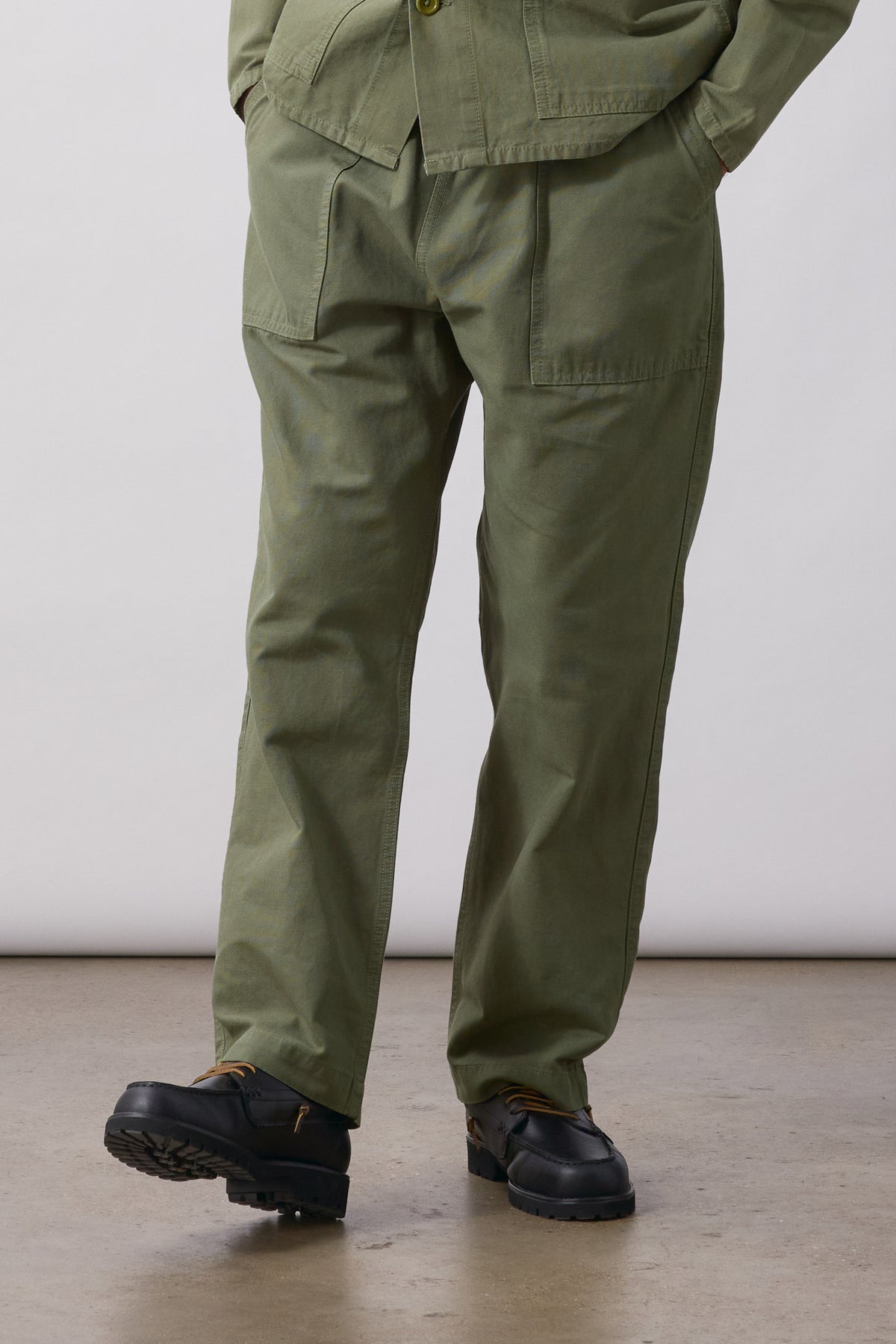 SW001-ClassicChefPants-Olive-1-OnModel