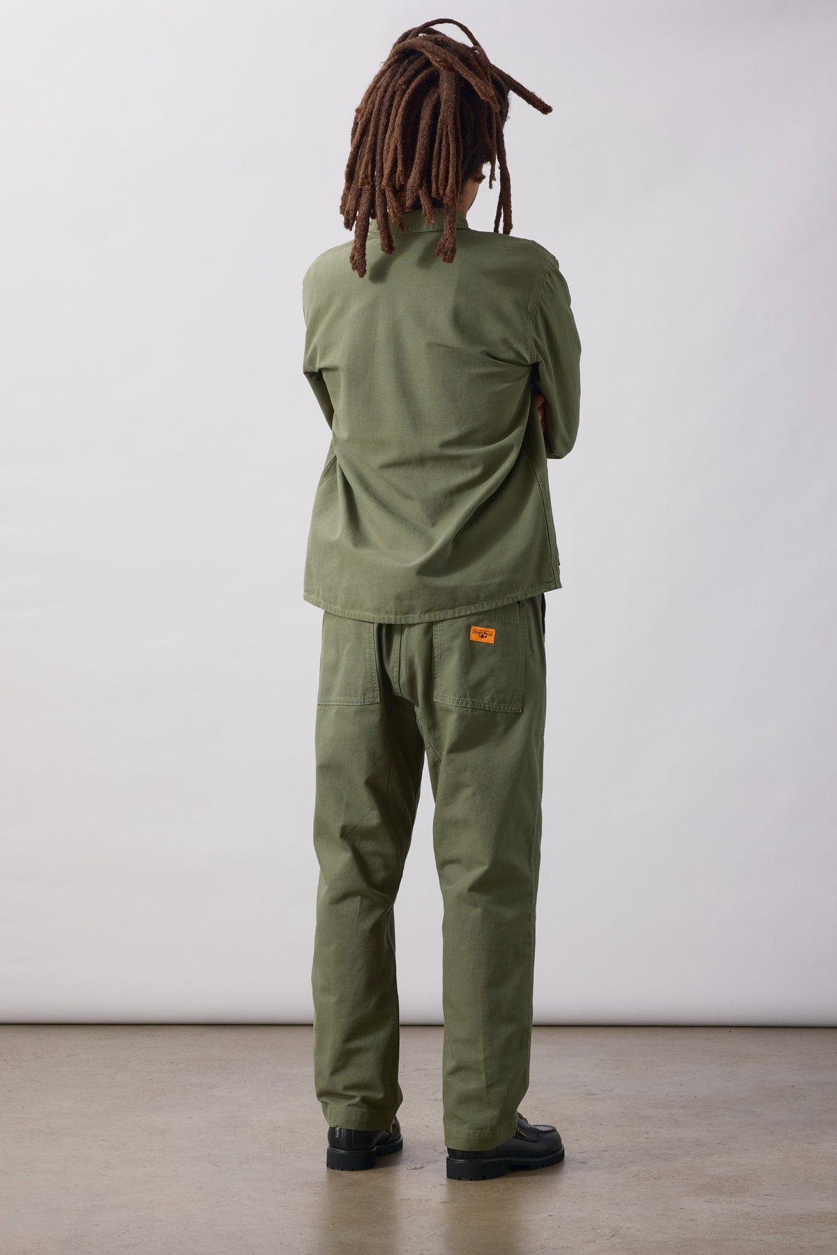 SW001-ClassicChefPants-Olive-2-OnModel