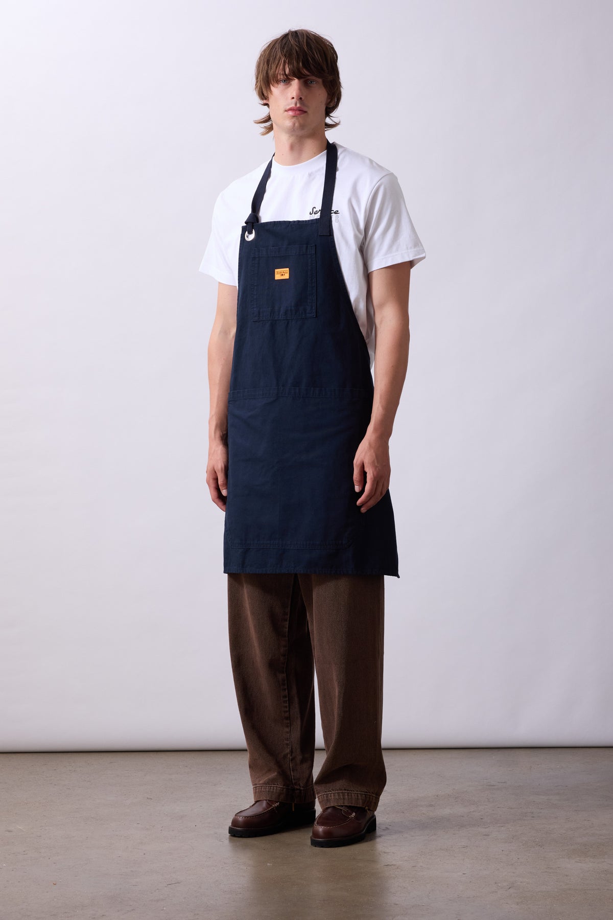 SW034-CanvasApron-DarkNavy-2-OnModel