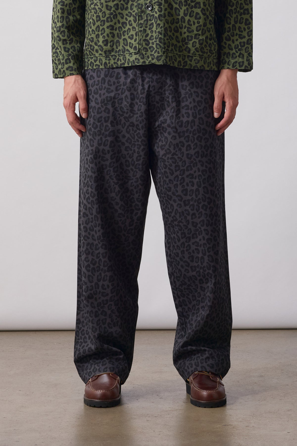 SW333-PatternedEasyChefPants-BlackLeopard-2-OnModel