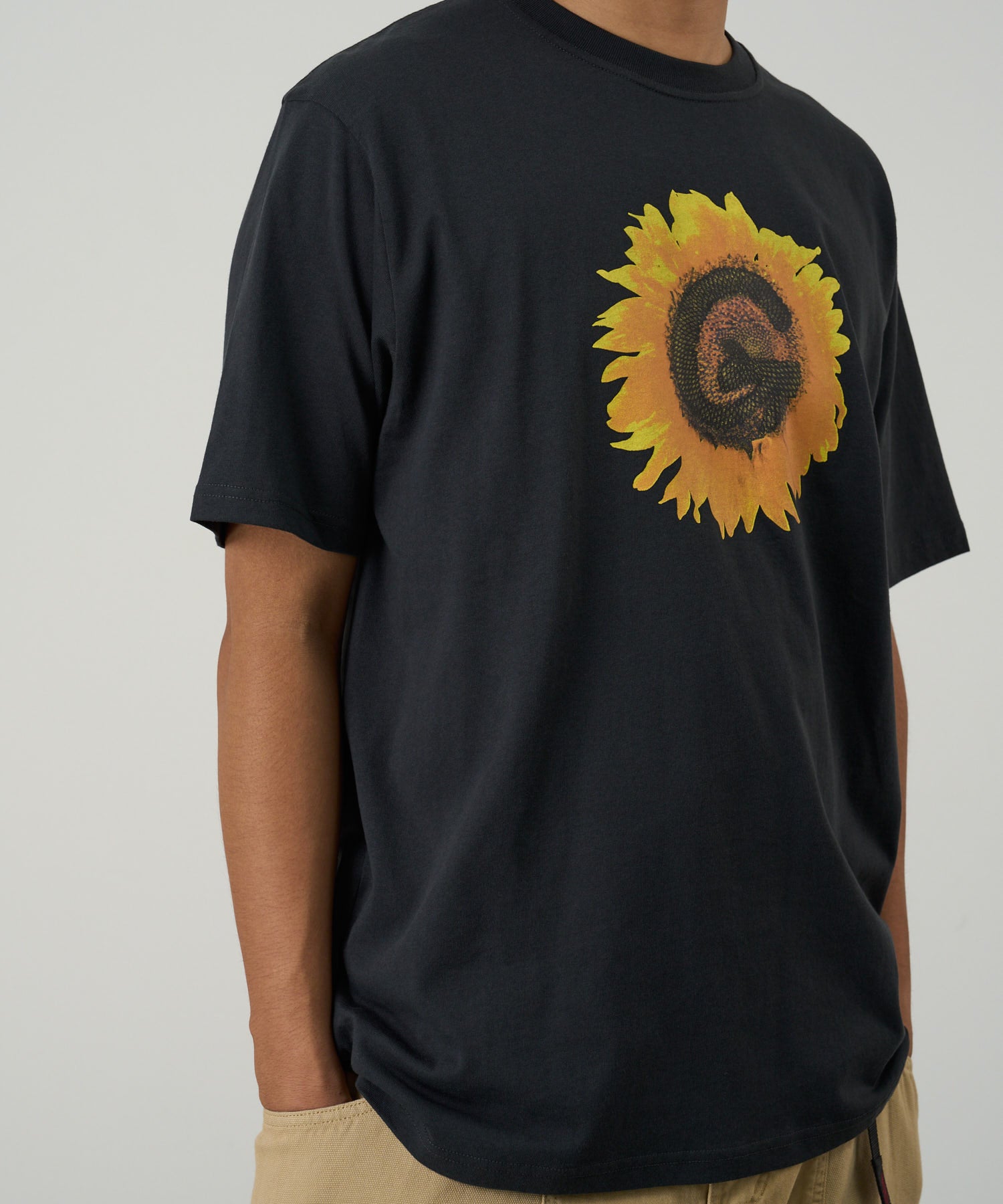 G-Flower Tee in Vintage Black styled on model at LE.SHOP