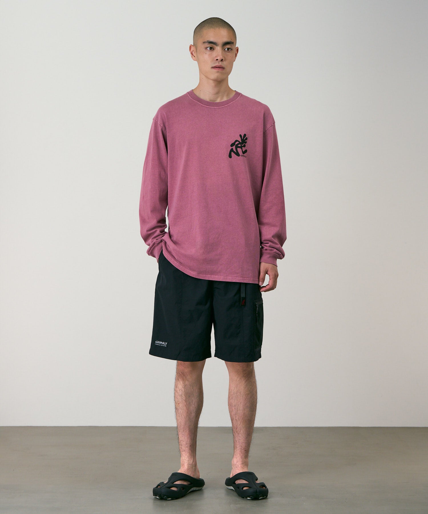 LE.SHOP Guide Shorts Black utility outdoor shorts worn side model fit streetwear styling