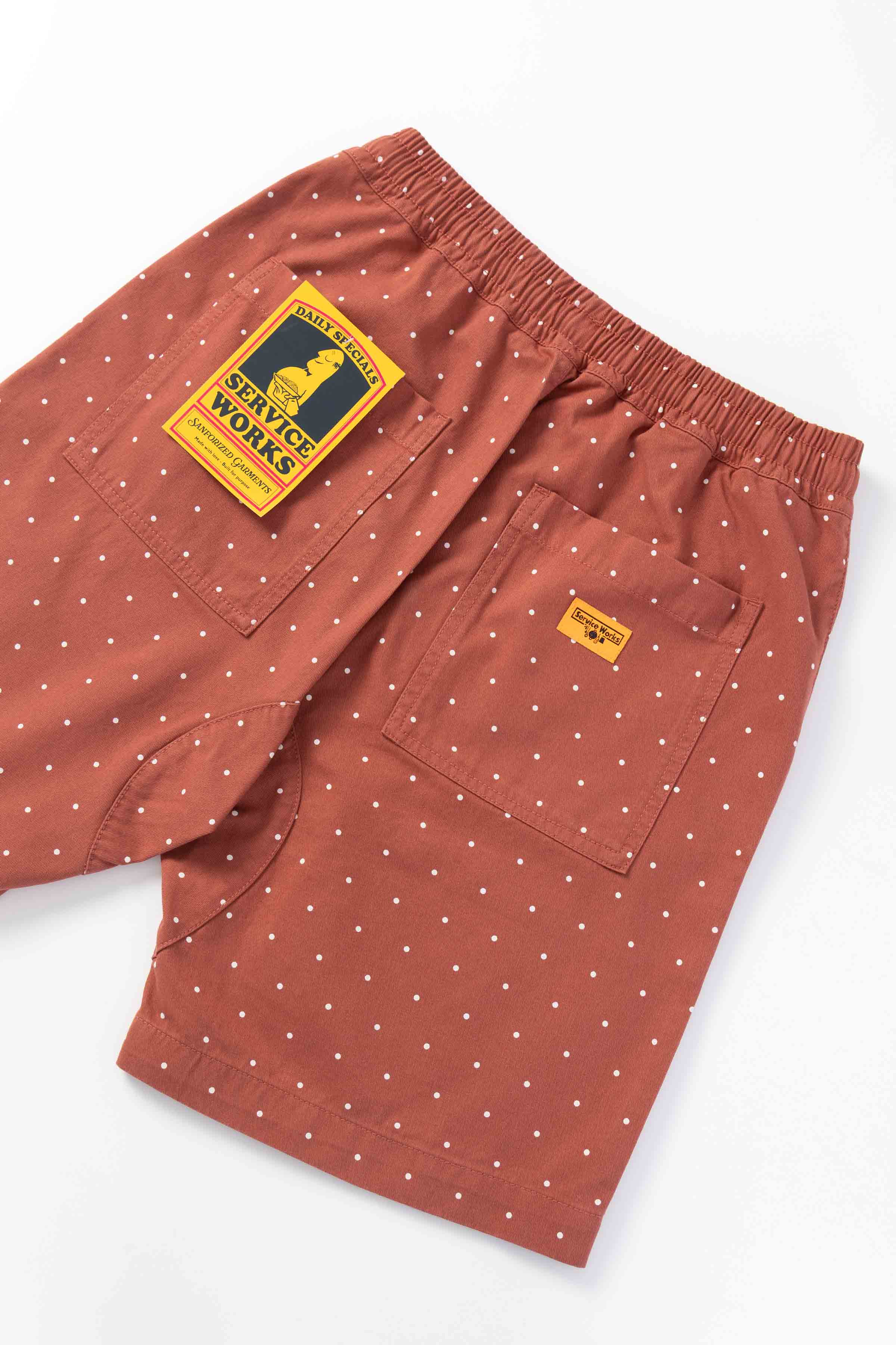 Detail view of clay chef shorts highlighting organic cotton fabric, reinforced stitching and functional utility pocket design for everyday wear