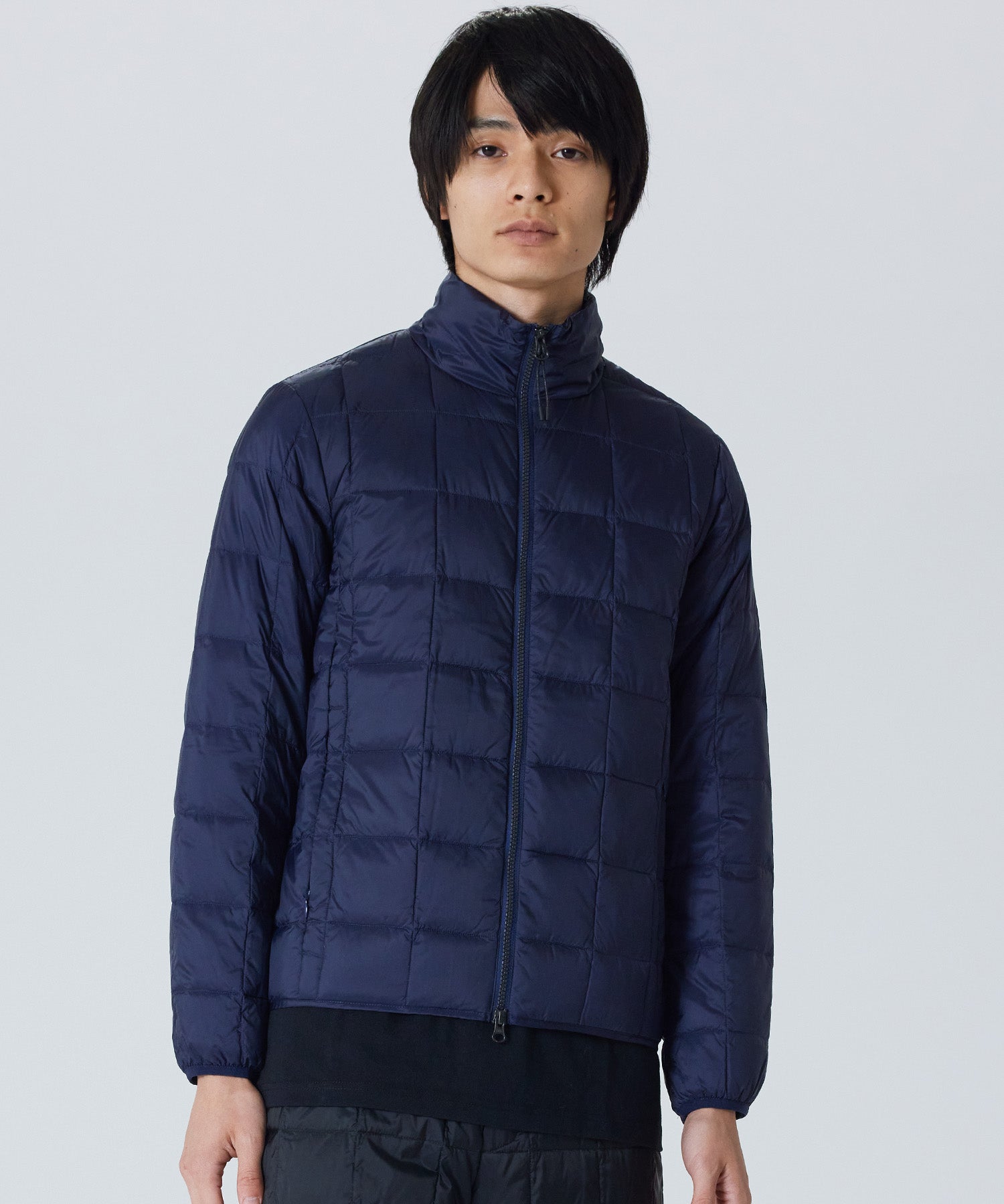 Taion Hi Neck W-Zip Down Jacket in Navy with down insulation and warm hand pockets for everyday comfort