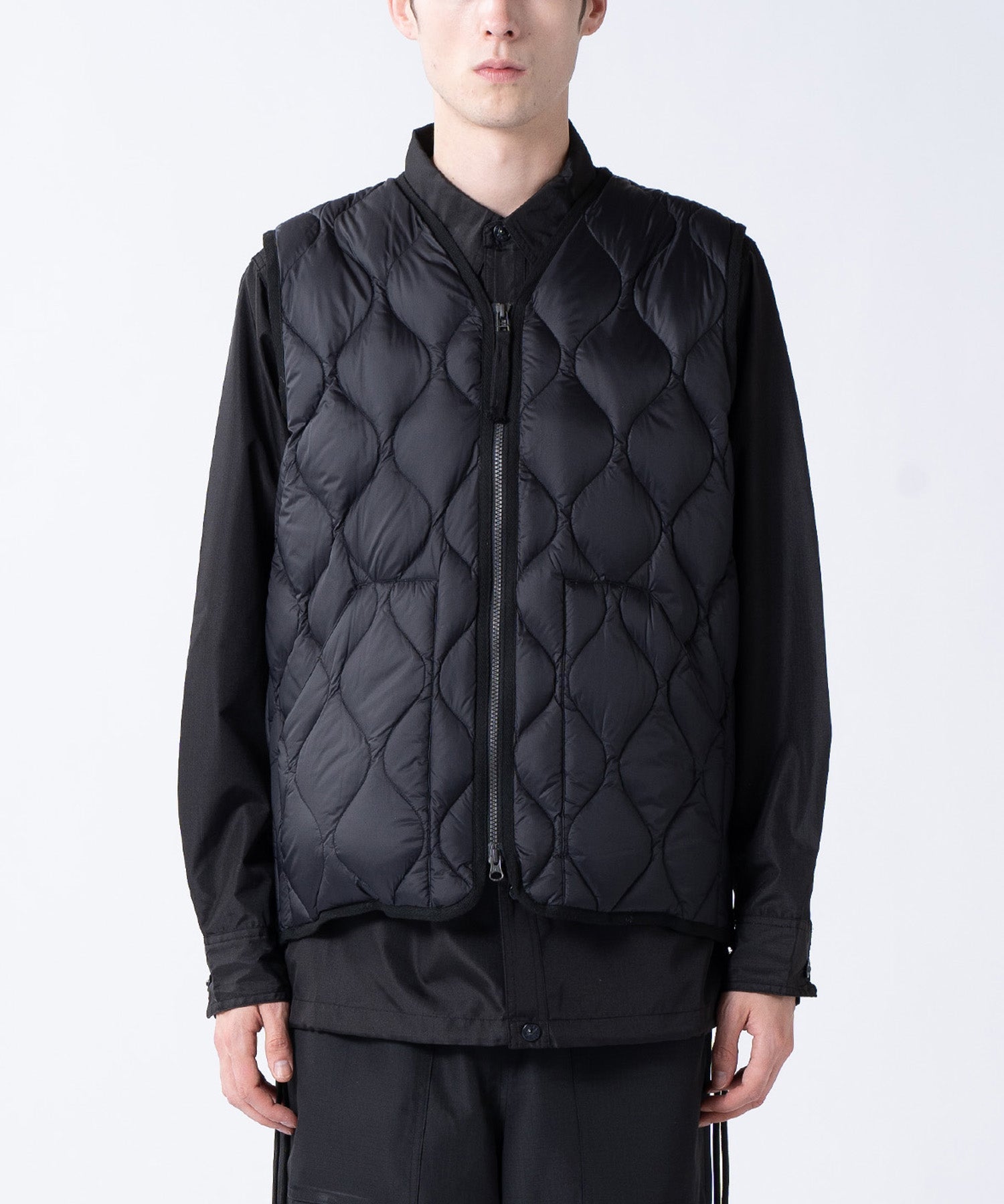 Taion Military V Neck W-Zip Down Vest in Black
