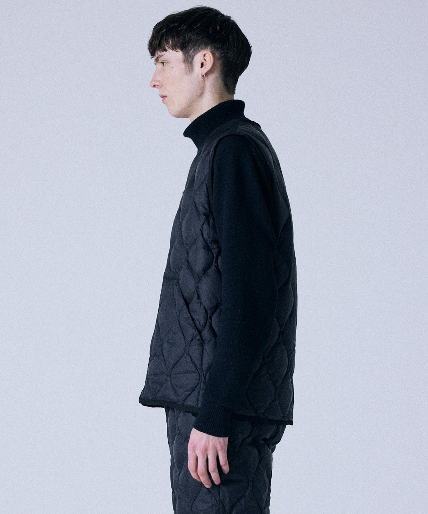 Taion Military V Neck W-Zip Down Vest in Black