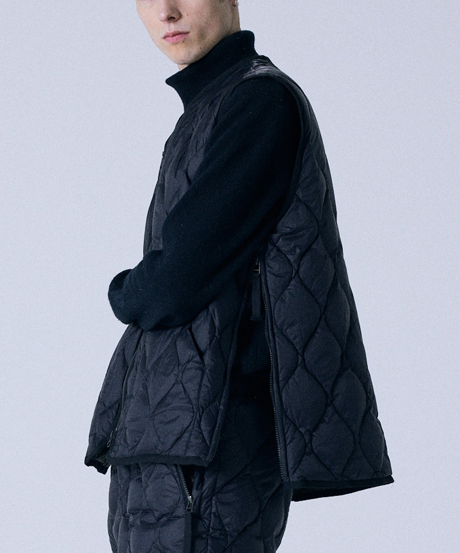 Taion Military V Neck W-Zip Down Vest in Black